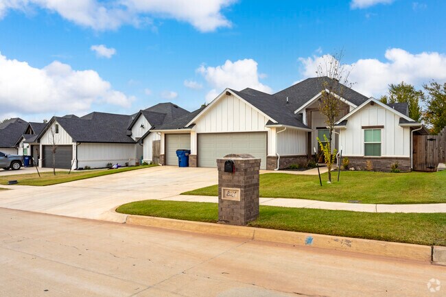 There are several areas of new home construction in Mustang.