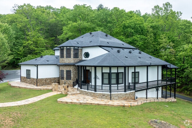 Large new builds in the Brookwood area provide Franklin residents spacious homes with amazing views.