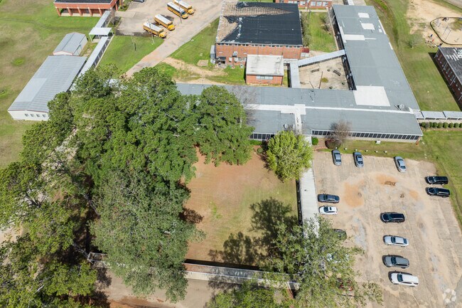 Mendenhall Junior High School serves students in grades 5th through 8th.
