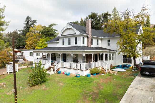 Midcentury homes in Mariposa offer timeless appeal and comfort.