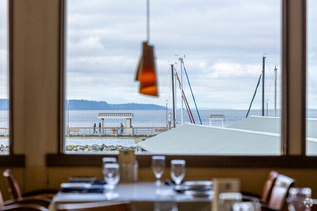 Waterfront views from Arnies Restaurant Edmonds along the water.