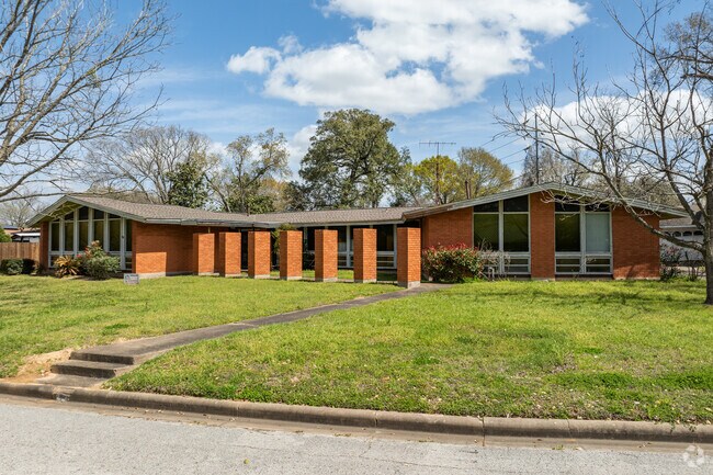 Many homes in and around Prairie View offer expansive front and rear lots.