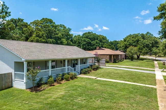 Claremont in Mobile, AL has mostly one-story homes and many sidewalks.