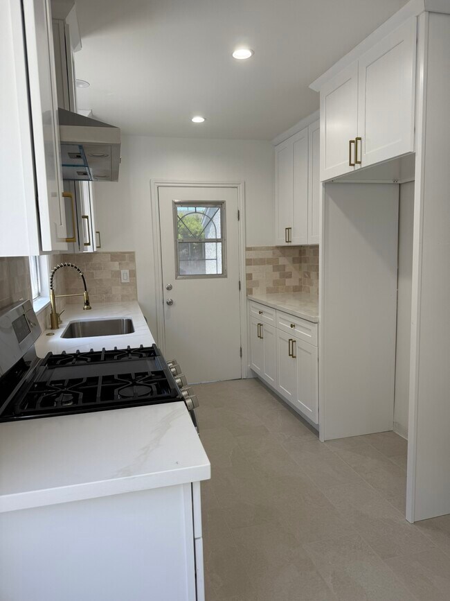 11610 Oxnard St unit 8, North Hollywood, CA 91606 - photo 3