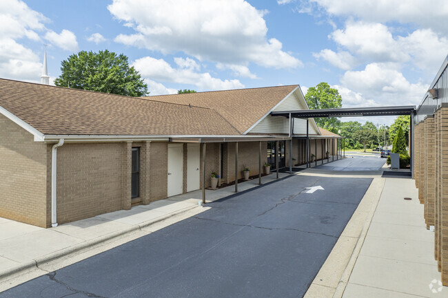 Tabernacle Christian School features a single lane student drop-off and pick-up.