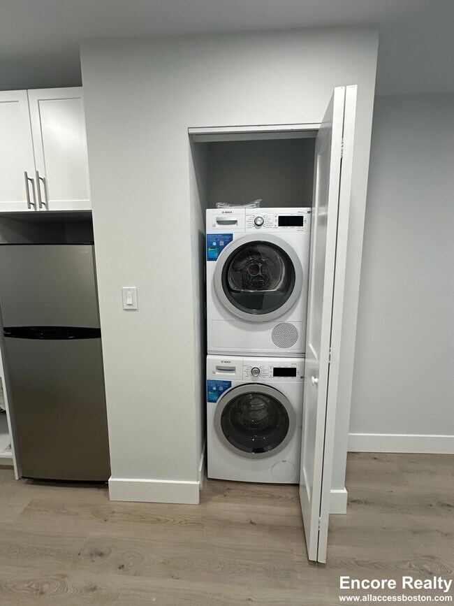 80 W Cedar St, Boston, MA 02114