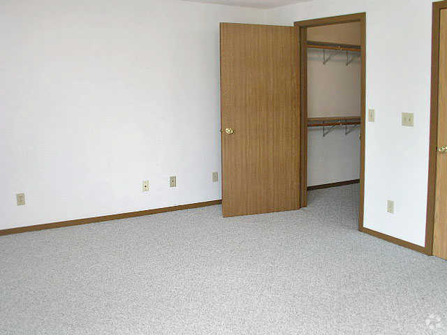 East Point Village, Green Bay, WI 54302 - photo 2