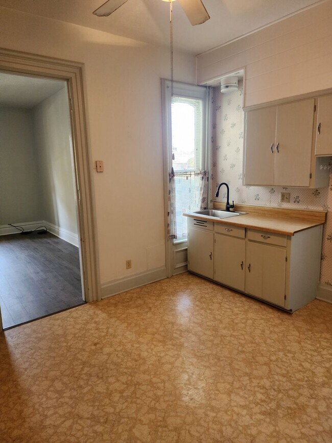 252 W Locust St unit B, Newark, OH 43055 - photo 7