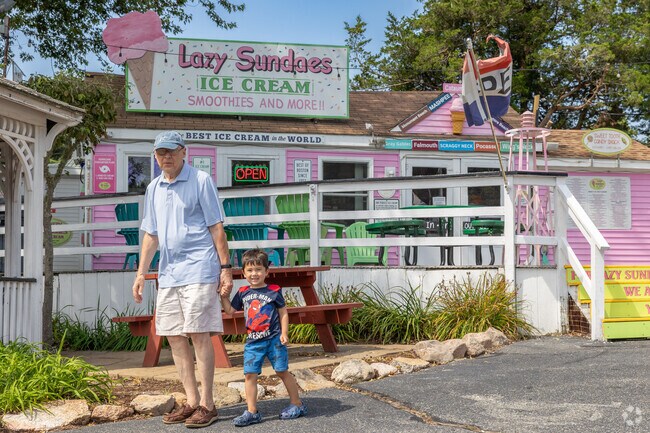 Lazy Sundaes offers up fresh ice cream just outside of Hatchville.