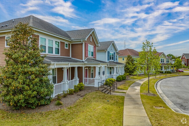 Many recently constructed homes and apartments in Memphis feature traditional front porches.