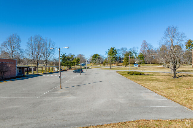 J.R. Baker Elementary has ample parking for teachers and parents in Columbia.