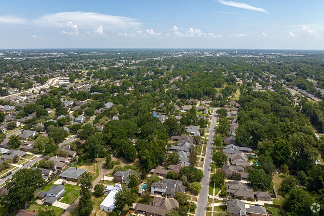 The Oak Hills Place neighborhood is just a short drive from LSU.