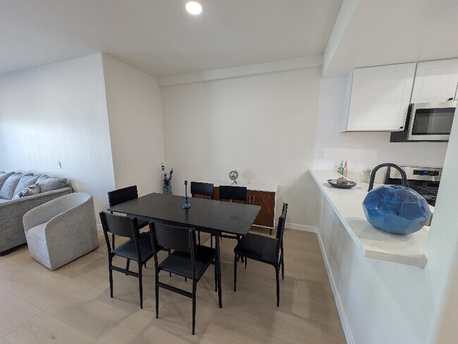 11035 Moorpark St, North Hollywood, CA 91602 - photo 3