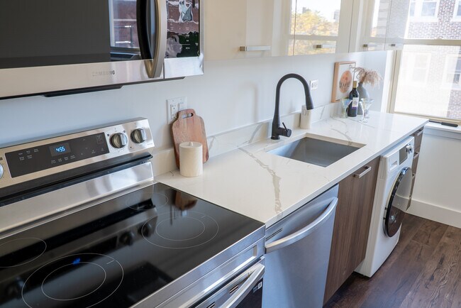 1553 W Hollywood Ave unit 303, Chicago, IL 60660 - photo 6