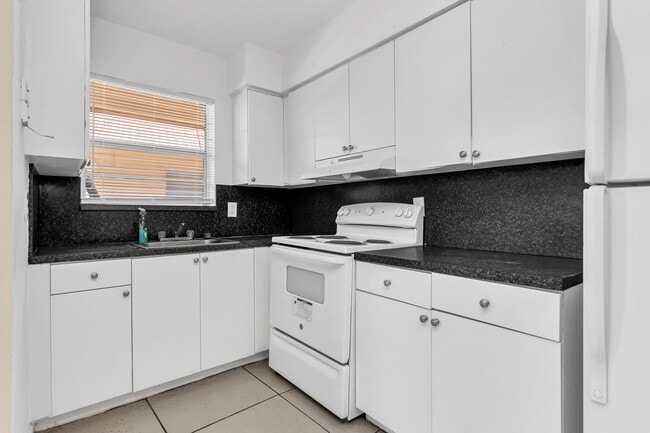 Updated 1bd Apartments - Walk to Young Circle!, Hollywood, FL 33020 - photo 2