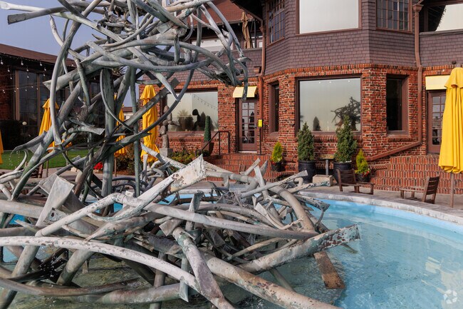 Long Beach Museum of Art is close by at Bluff Park.