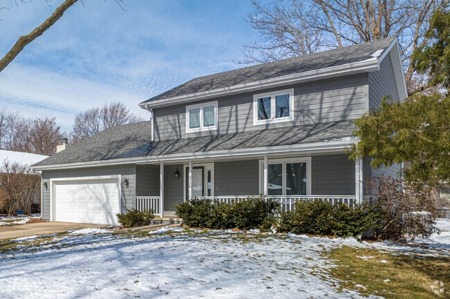 Many modern houses sit within Central Johnston.