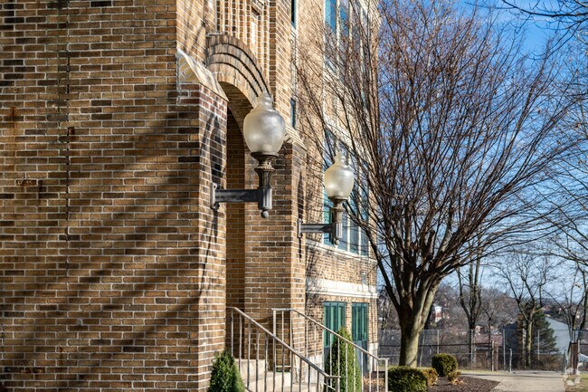 Elroy Avenue Elementary School is a public school with a student-teacher ratio of 13 to 1.