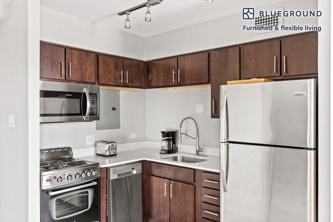 5600 N Sheridan Rd unit FL11-ID652, Chicago, IL 60660 - photo 7