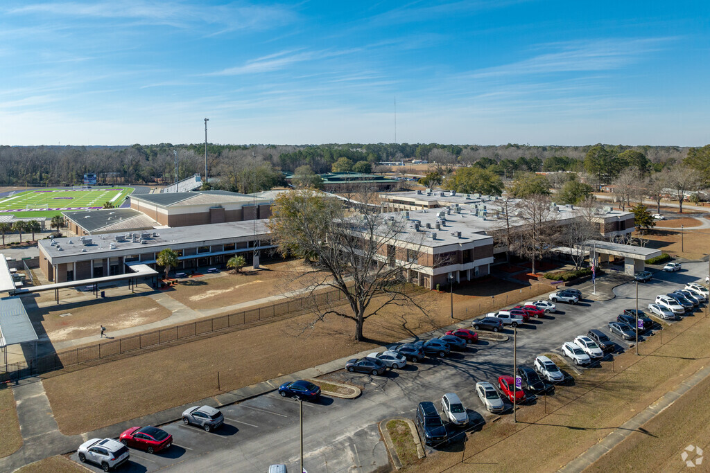 Darlington High School, a public school located in Darlington, SC, serves grades 9-12.  It has received a GreatSchools Summary Rating of 4 out of 10, based on a variety of school quality measures.