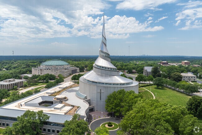 Heart of Independence is a short drive to downtown Kansas City.