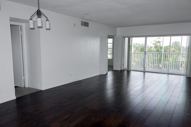 3000 N Palm Aire Dr unit 5, Pompano Beach, FL 33069 - photo 2