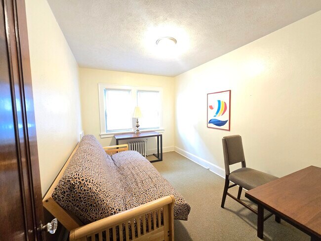 1913 Douglas St unit Edgewater Neighborho, Rockford, IL 61103 - photo 3