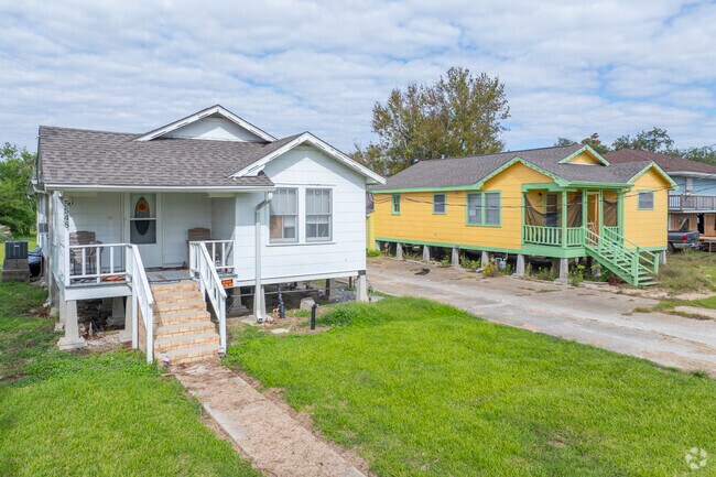 A couple of small cottages with unadorned front yards on Lashbrooke St in Chauvin.