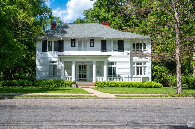 Montgomery Alabama, Old Cloverdale Historic District has lots of Colonial Style Homes