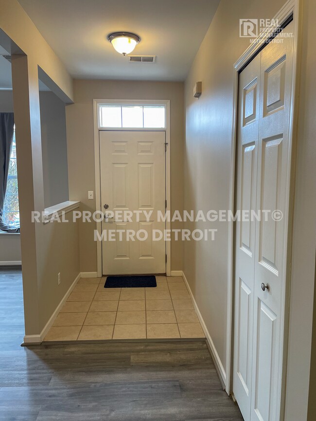 1852 Flagstone Cir unit 52, Rochester, MI 48307 - photo 5