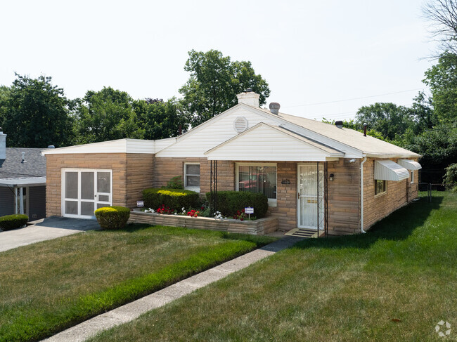 There are many beautifully restored homes throughout the Highview Hills community.