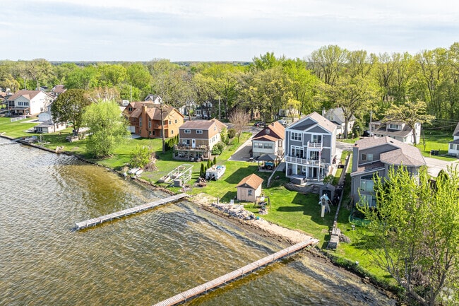 Many residents live right on the lake in Wind Lake.