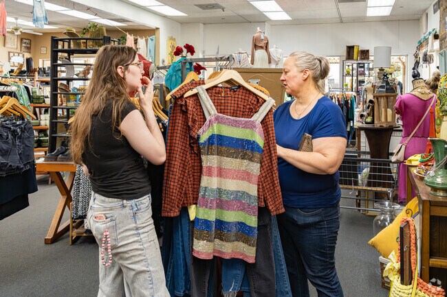 A Washington mother and her daughter shop Simply Chic for something unique.