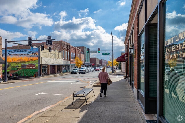 Residents enjoy strolling the Springfield square to shop and eat out.