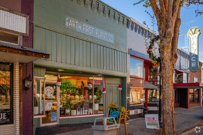 Castalian Springs locals visit Gallatin to shop for plants at Earth First Plant Co.