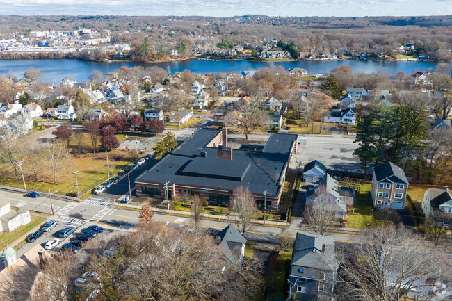 Welcome to Lakeview Elementary School is located adjacent to the Lakeview Park.