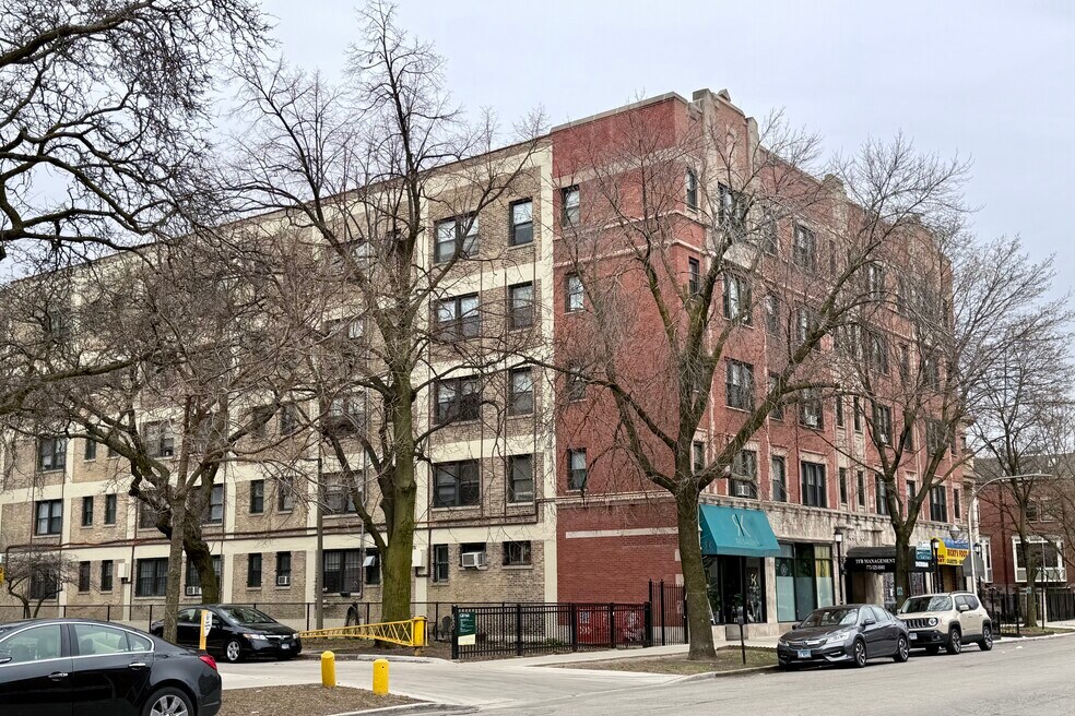 839 W Sheridan Rd unit 215, Chicago, IL 60613 - photo 1
