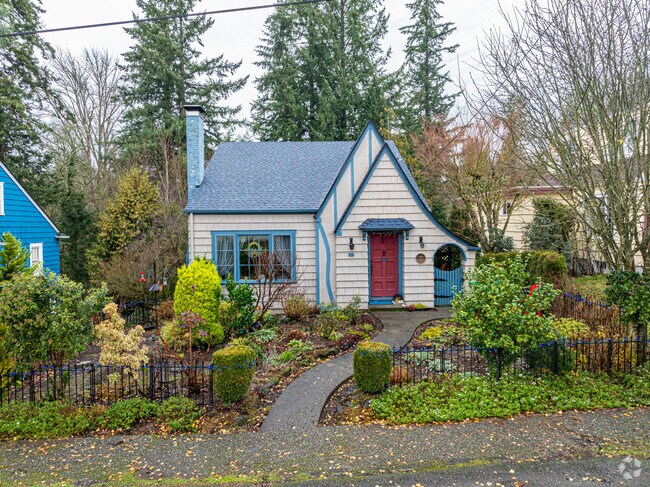 Cottages can be found in the north side of the Deschutes neighborhood.