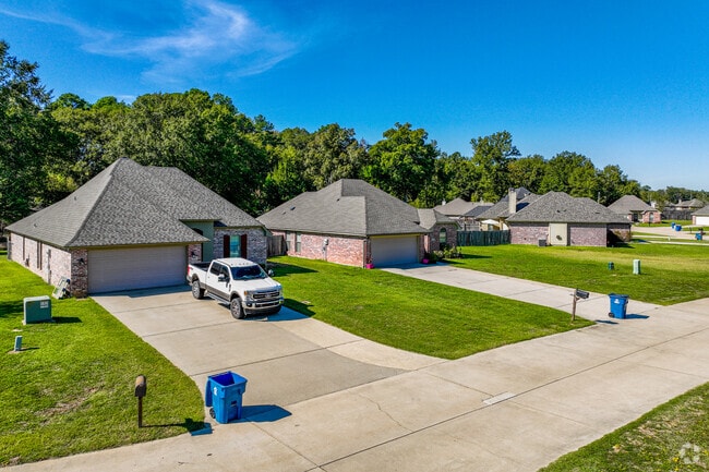 Here you see newer built homes inMooringsport-Brian.