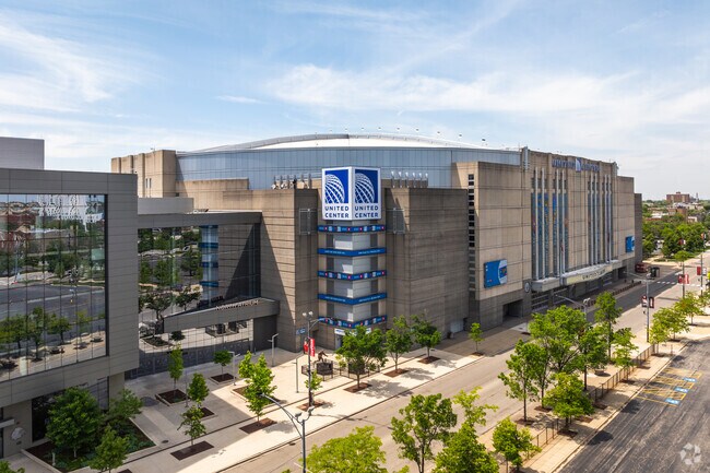 United Center is a hotspot for sports and events near West Loop.
