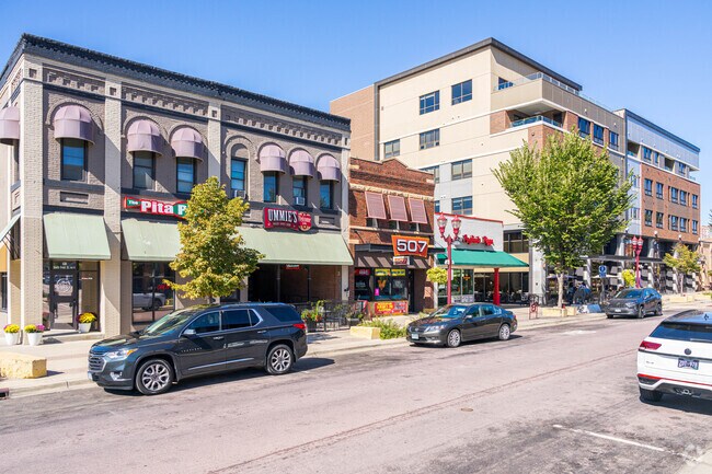 Restaurants on Front St are nearby Rasmussen Park.
