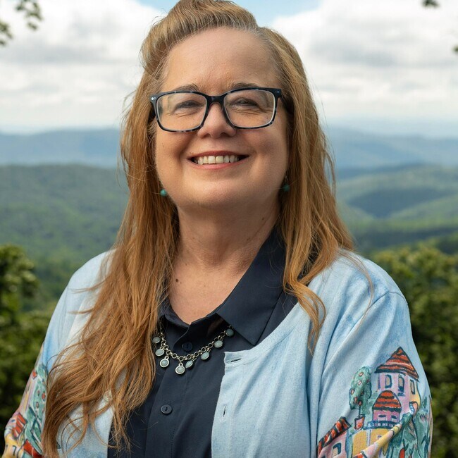 Stephenie Deesy Real Estate Agent in Lenoir, NC