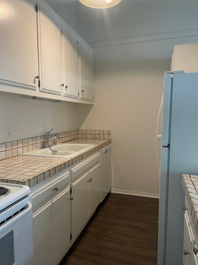 631 S Prospect Ave unit 203, Redondo Beach, CA 90277 - photo 7