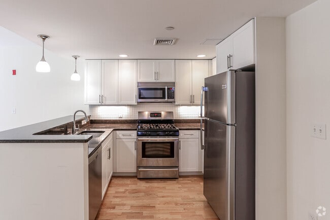 2 BR, 2 BA - 970SF - Kitchen