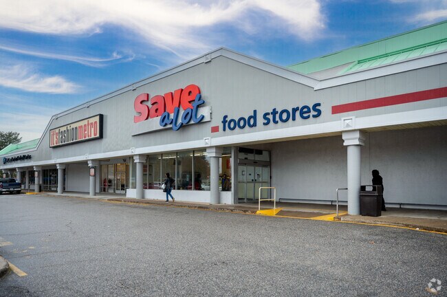 Glen Lea Centre is the place where you will find shops and restaurants.