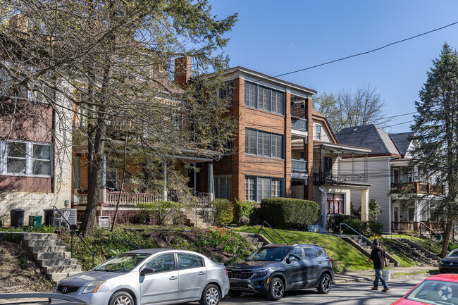 Both apartments and single family housing are common in the neighborhood of Kelly West.