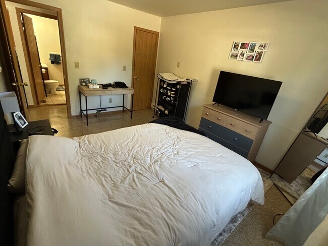 1016 W 20th St unit 1016, Cedar Falls, IA 50613 - photo 7