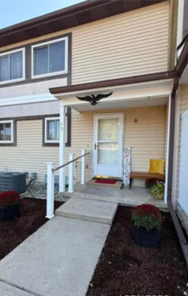 757 Island Ct unit C, Eaton Rapids, MI 48827 - photo 2