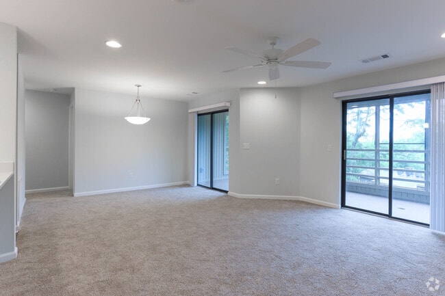 2BR, 2BA - 1,371 SF