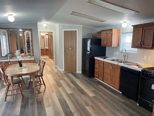 37 Village Ct, Mediapolis, IA 52637 - photo 4